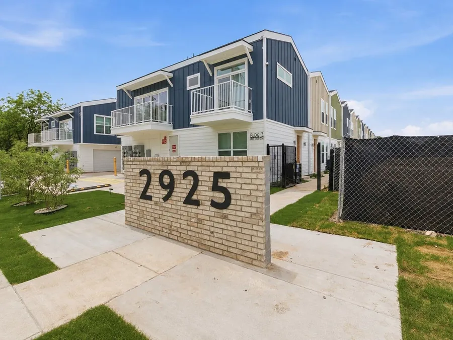 2925 Spruce Valley Ln, Unit 402, Dallas.