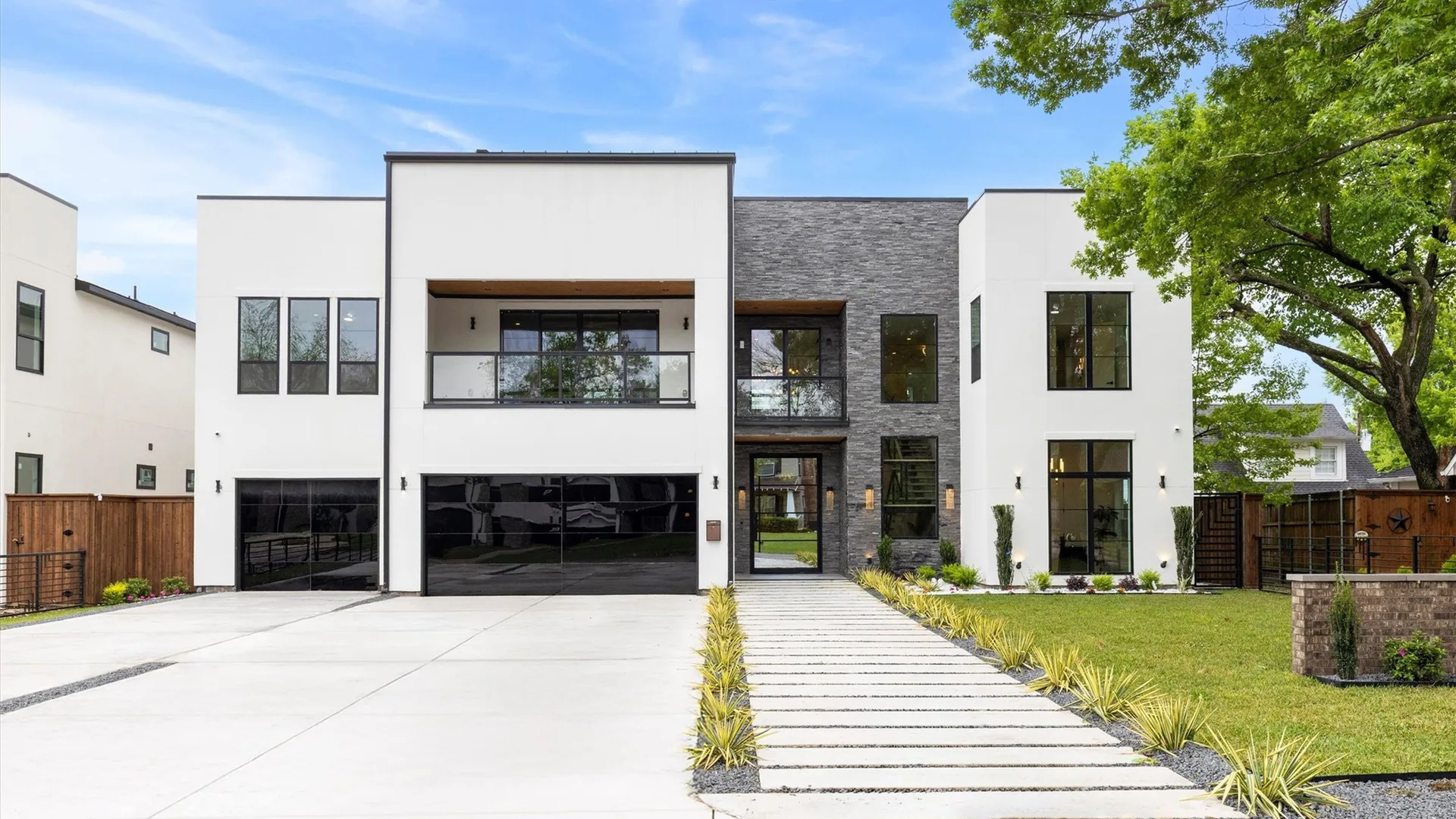 9434 Biscayne Blvd, Dallas, seen from the street.